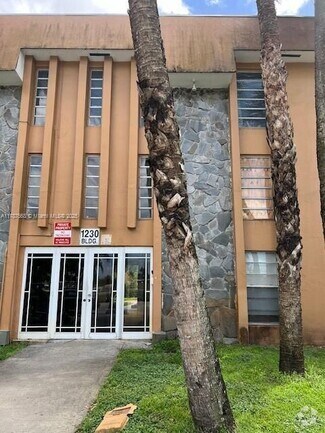 Building Photo - 1230 W 54th St