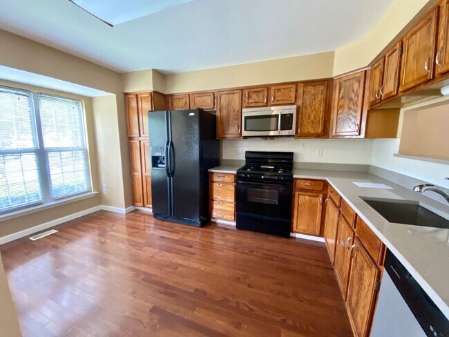 Building Photo - MONTCLAIR TOWNHOUSE - REVERSE COMMUTE TO Q...