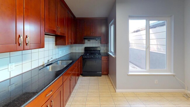 Photo - 2010 Judah St Apartment