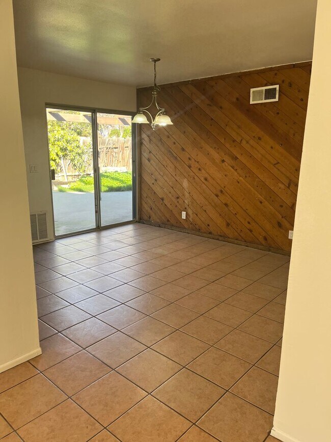 Building Photo - Single story 4 bedroom