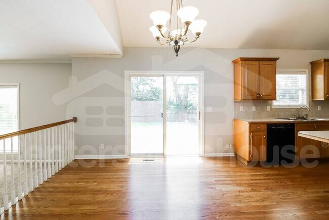 Building Photo - Spacious 4 bd, 2.5 bth Home in Lee's Summit