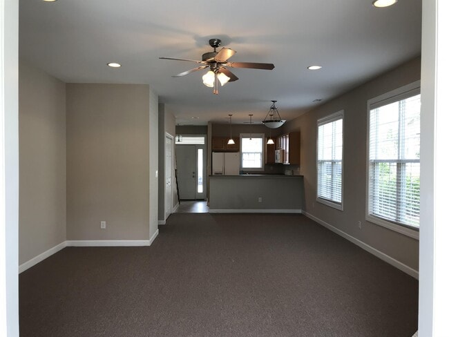 Building Photo - 539 Village Green Dr