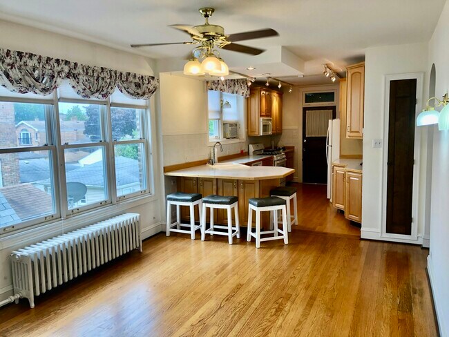 Foto del edificio - 4952 N Menard Ave