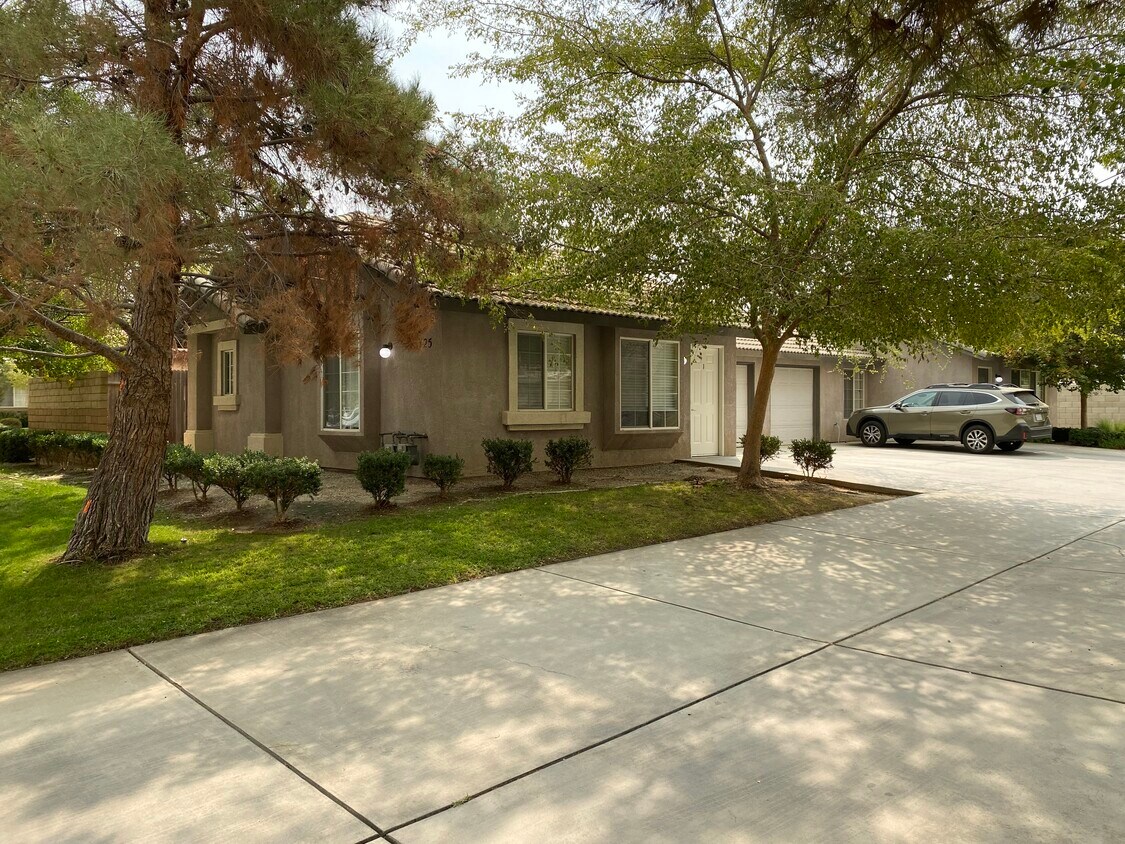 Curbside #1 - 725 Greenwood Meadow Ln