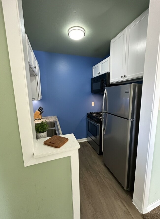 Building Photo - 516 Holiday Dr