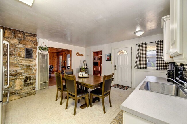 Foto del edificio - Adorable Home Available June 26th!