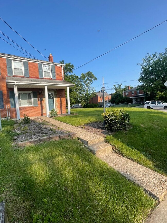 Building Photo - Townhouse on Spacious Corner Lot