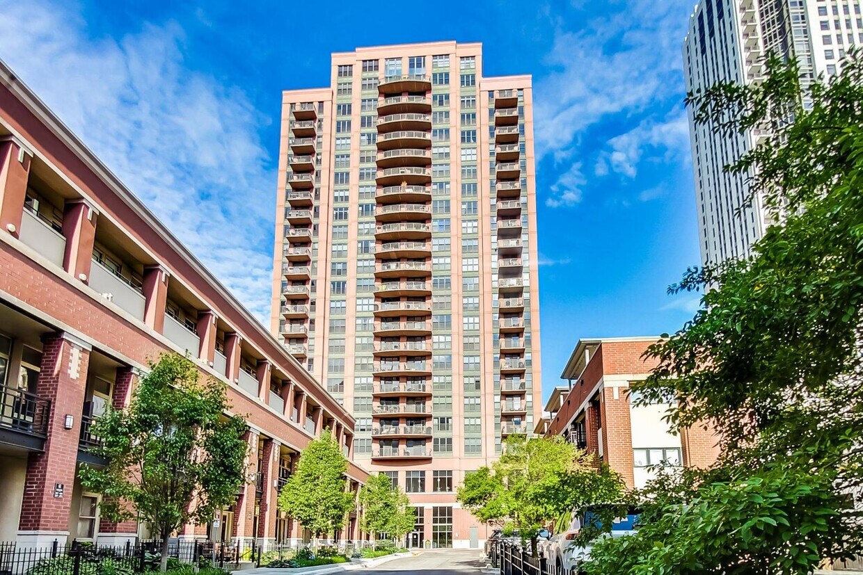 Foto principal - 330 N Jefferson St