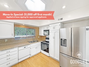 Building Photo - 6868 Hyde Park Dr