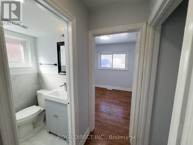 Building Photo - 3261 Lawrence Ave E