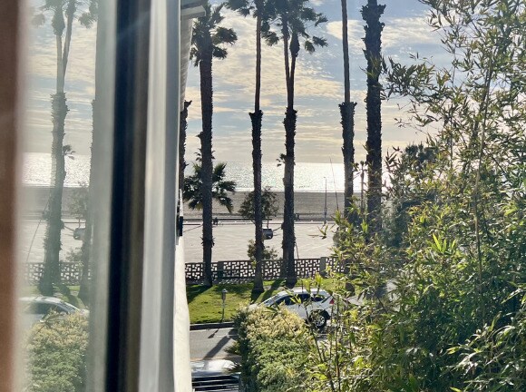 Mire hacia la izquierda desde las ventanas para obtener una vista lateral de la playa. - 2221 Ocean Ave