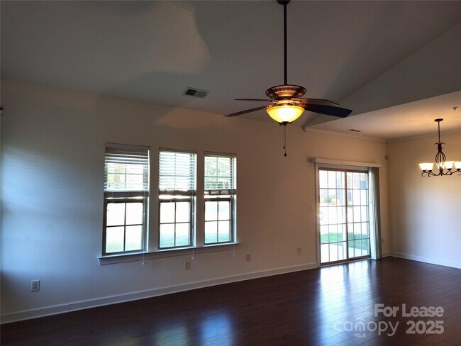 Foto del edificio - 14616 Juventus St