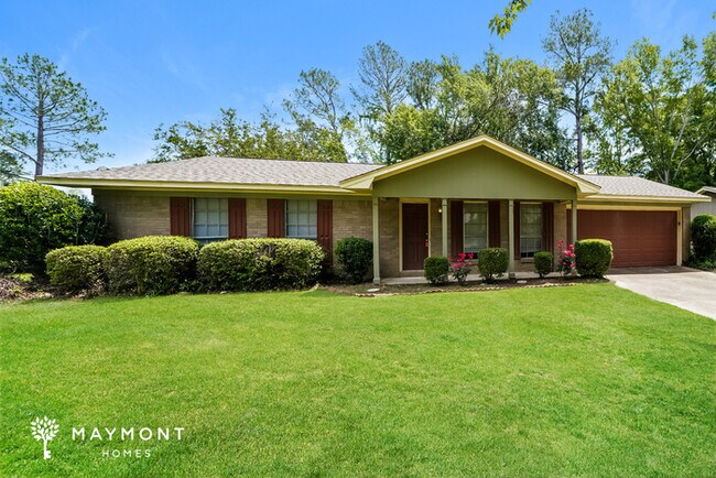 Building Photo - Gorgeous Home with Large Backyard