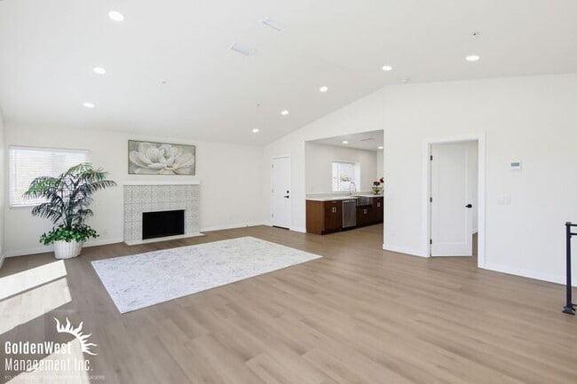 Building Photo - Beautifully Updated 4Bdm 2.5Ba Unfurnished Home with Scenic Views and Modern Finishes!