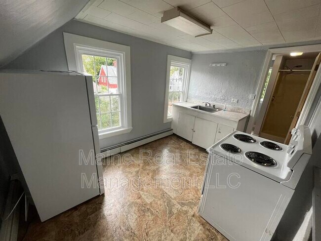 Building Photo - 74 Wing St