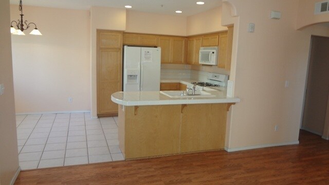 Foto del edificio - Downstairs 3 Bedroom in Awesome Location!