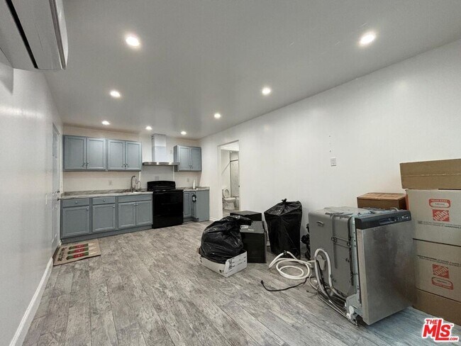 Foto del edificio - 8369 Deering Ave