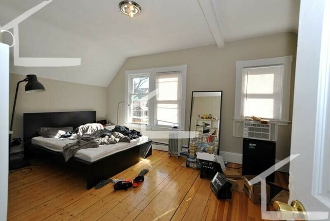 Building Photo - 6 Bedroom