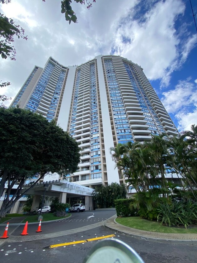 Foto principal - Breezy 1 bed, 1 bath, 1 parking unit with ...