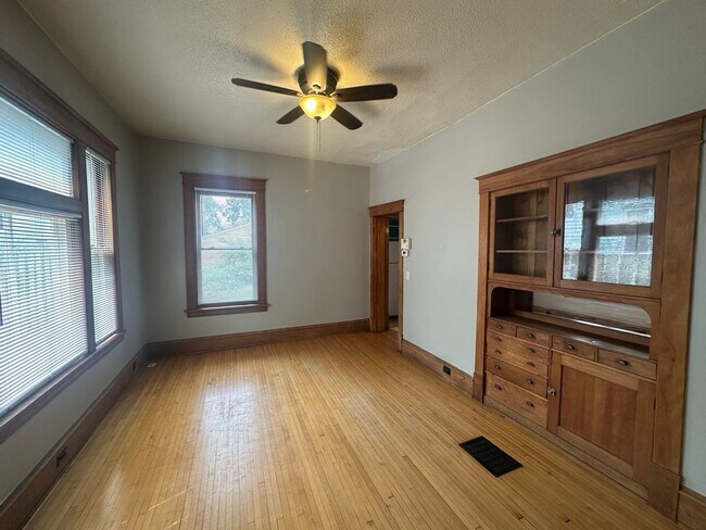 Building Photo - Beautifully Preserved 4 Bed | 2 Bath House in Saint Paul
