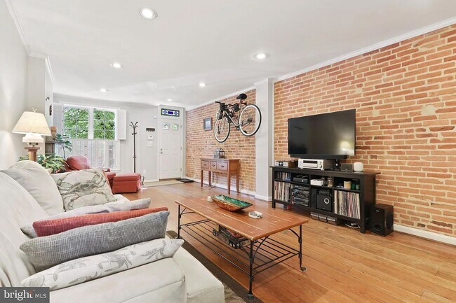 Building Photo - Inviting 3Bed/3Bath Townhome with Modern U...