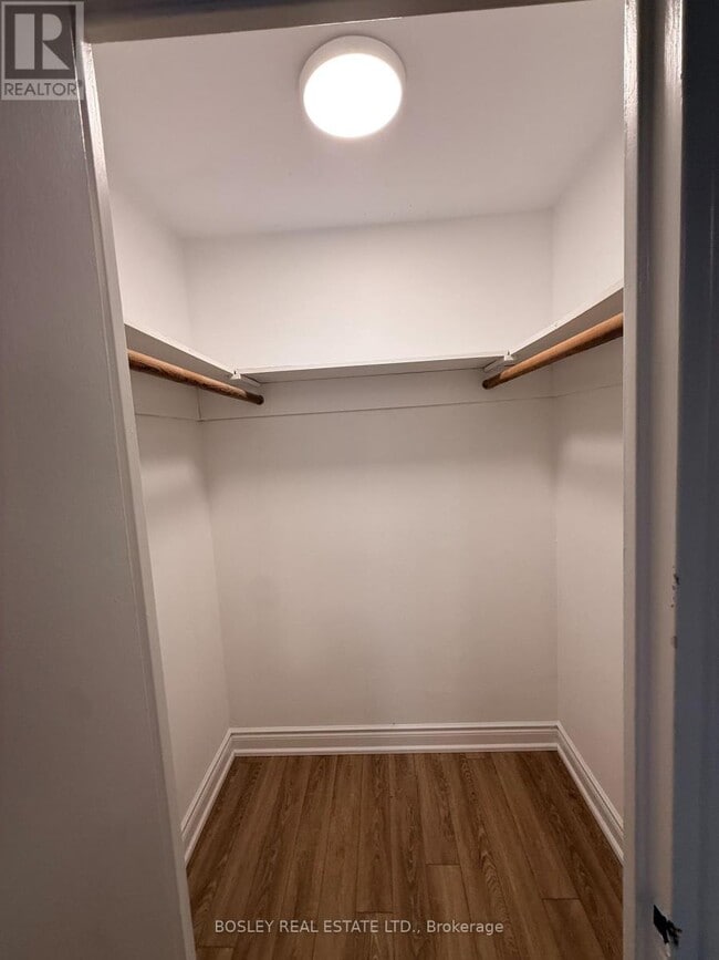 Photo du bâtiment - 972 Eglinton Ave E