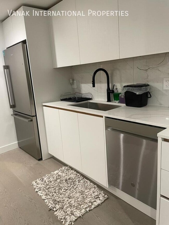 Building Photo - Bright 2-Bedroom Garden Level Suite