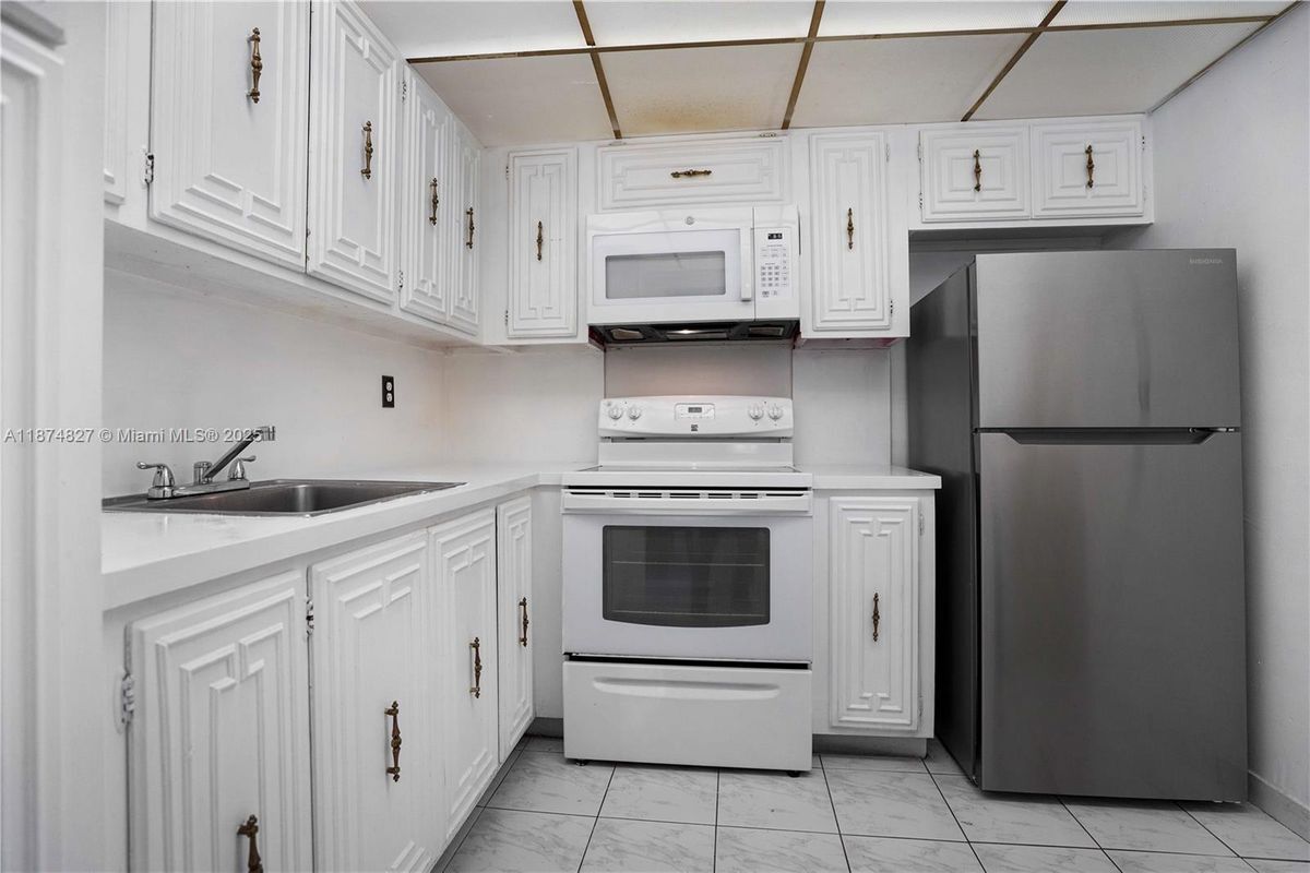 Foto del edificio - 7925 Carlyle Ave