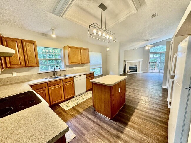Building Photo - Spacious 4/2 Available for Rent.