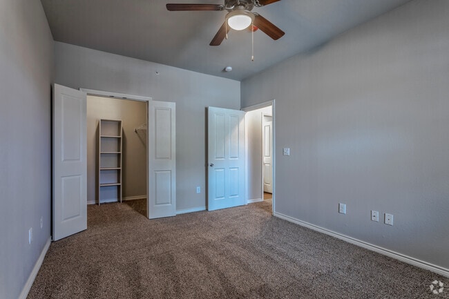 1BR, 1BA - 735 SF A1 - Dormitorio - Sunset Lodge