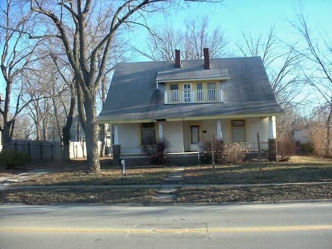 Building Photo - 204 SE 4th St