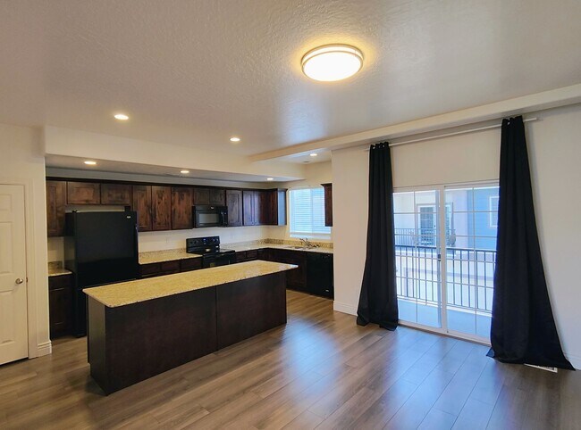 Foto del edificio - 3 Bd 3.5 Bath 2 Car Garage Townhome in Sandy