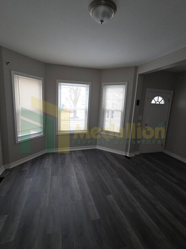 Foto del edificio - 3-Bedroom Duplex Downstairs unit in 2-Flat with Parking