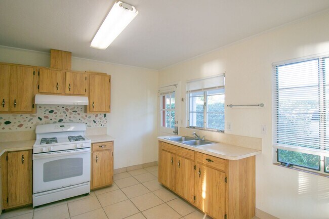 Building Photo - Perfect quaint duplex that invites the cou...