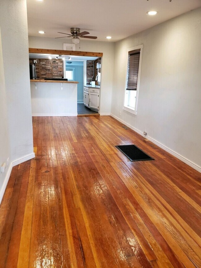 Building Photo - Cozy 2 Bed 1 Bath Bungalow in Denver's Globeville Neighborhood