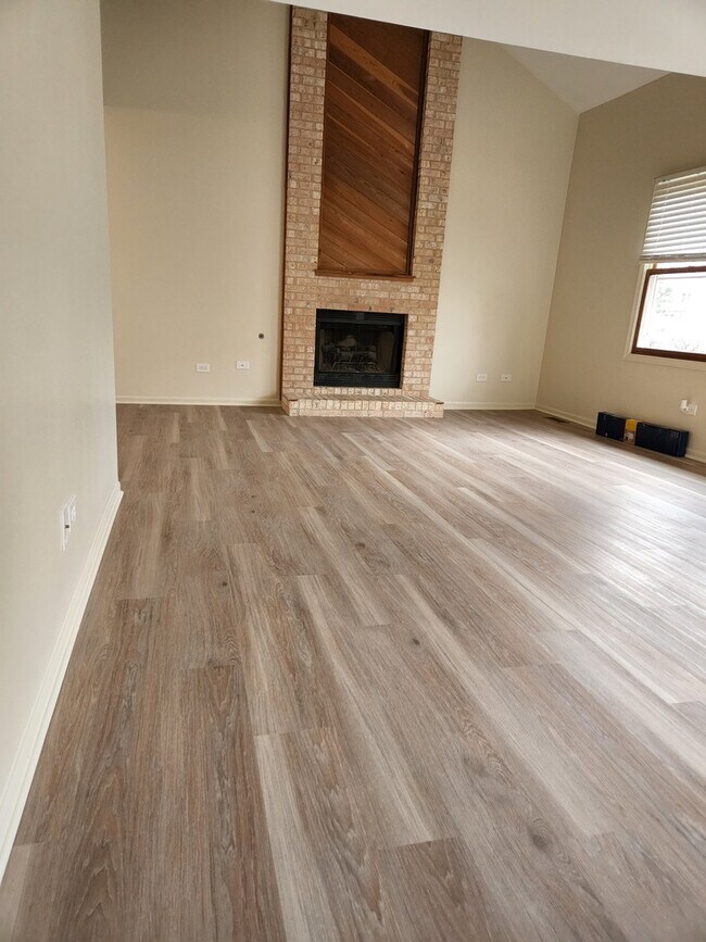 Foto del edificio - 15511 Westminster Dr