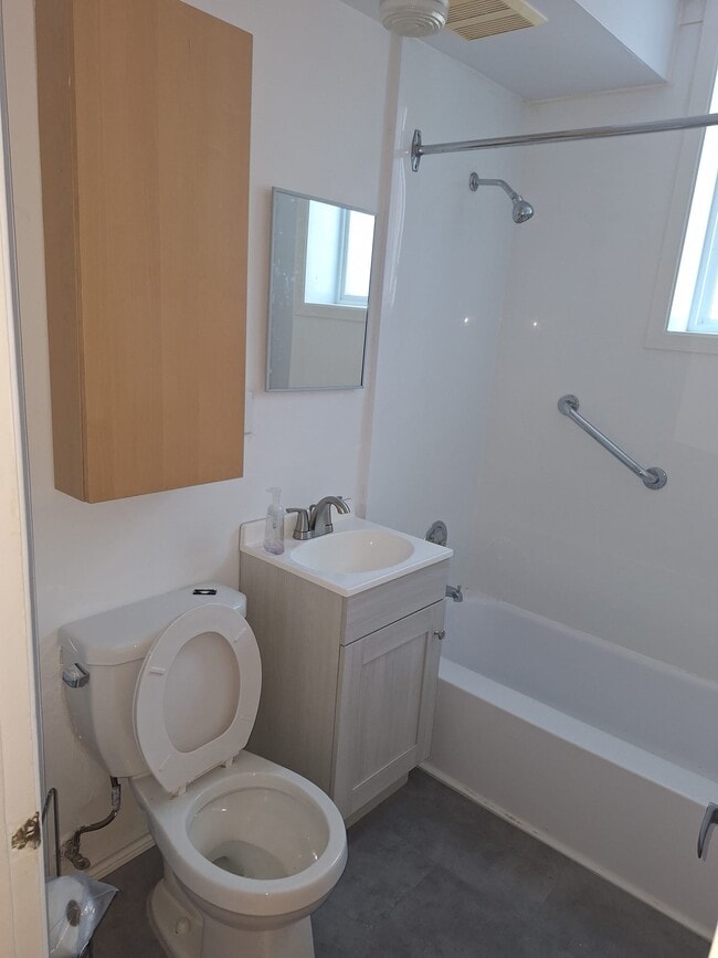 sdb bathroon - 986 Rue Préfontaine