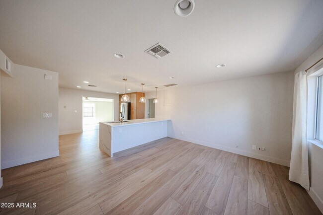 Foto del edificio - 7501 E Pierce St
