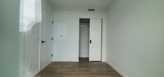 Photo du bâtiment - 13685 102 Av