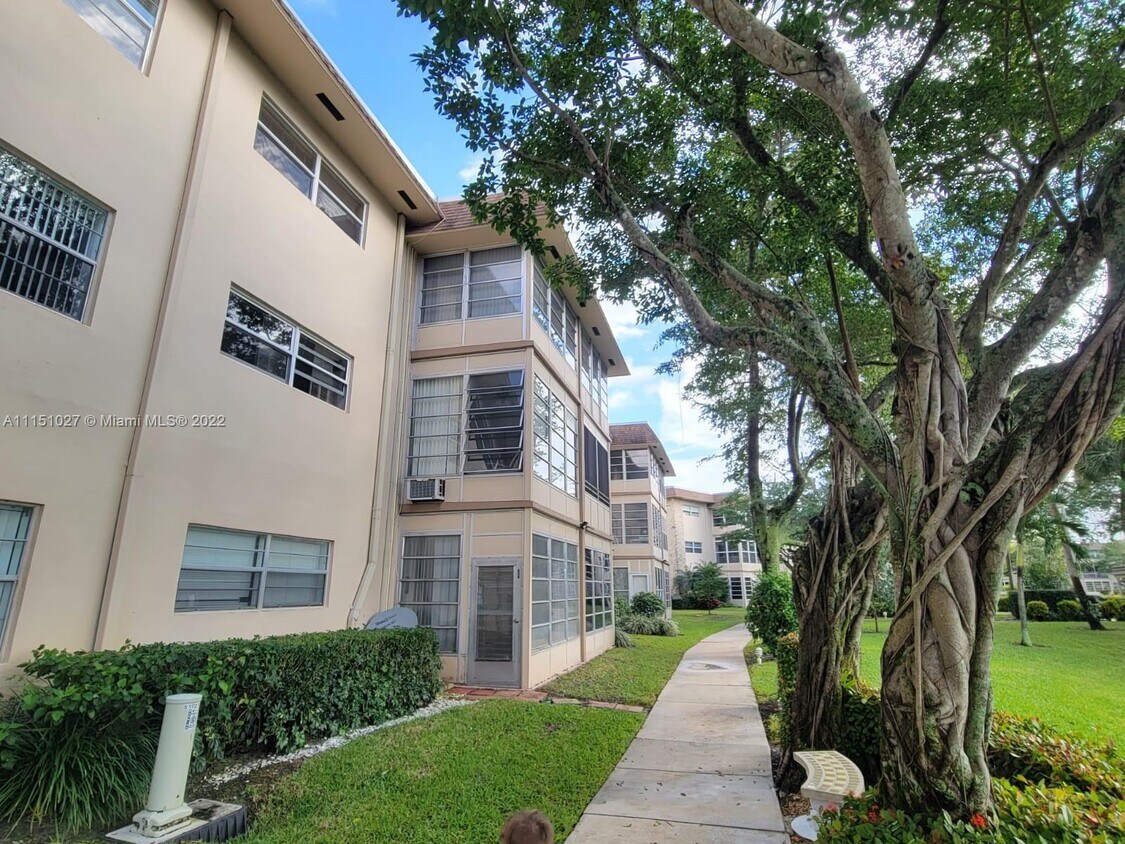 5102 NW 36th St Unit 409, Lauderdale Lakes, FL 33319 Condo for Rent