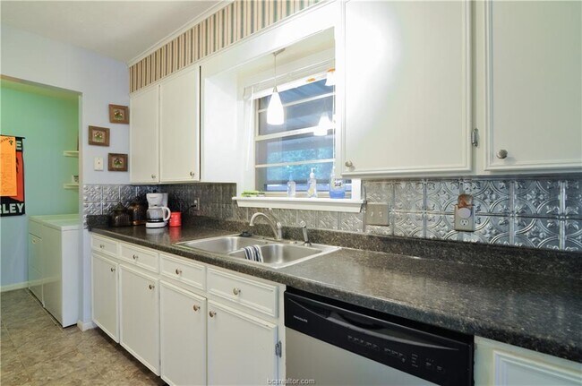Building Photo - 2711 Allen Forest Dr