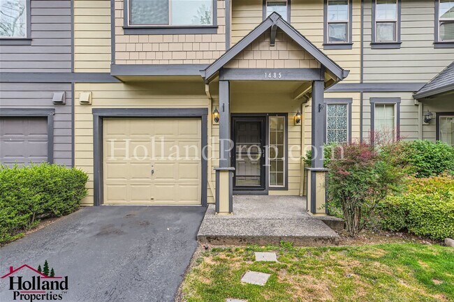 Foto del edificio - Spacious Townhome with A/C, Gas Fireplace & Water/Sewer Included!