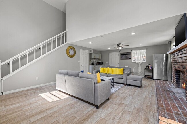 Building Photo - 4314 E Henry Ave