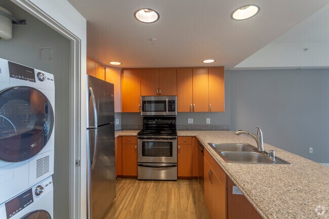 1 habitación, 1 baño - 688 pies cuadrados - Allegro Towers