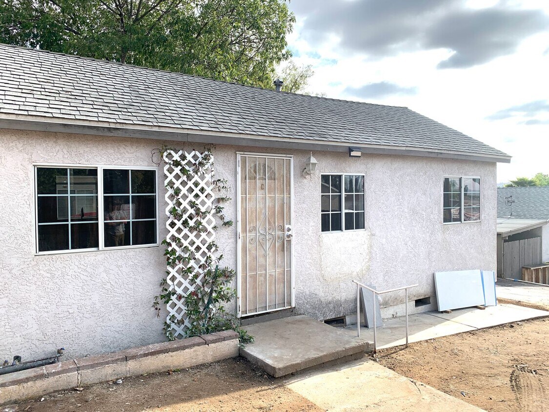 Primary Photo - 1424 N. 1ST