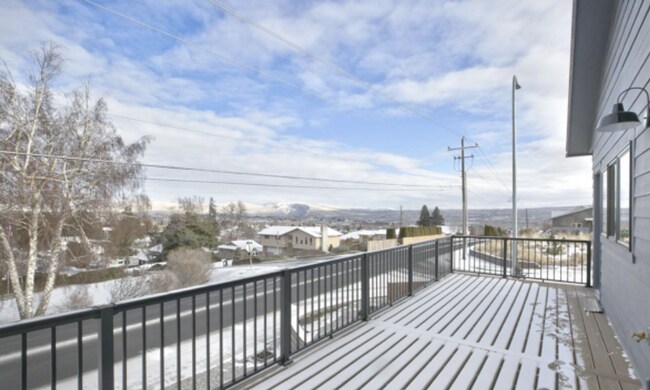 Foto del edificio - Occupied, do not disturb tenants.  Selah 2br 2ba DBL Garage 5-star Built Green Energy Standards h...
