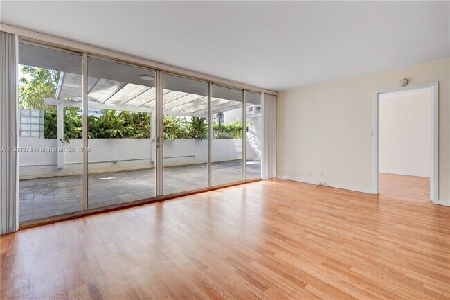 Foto del edificio - 7601 E Treasure Dr