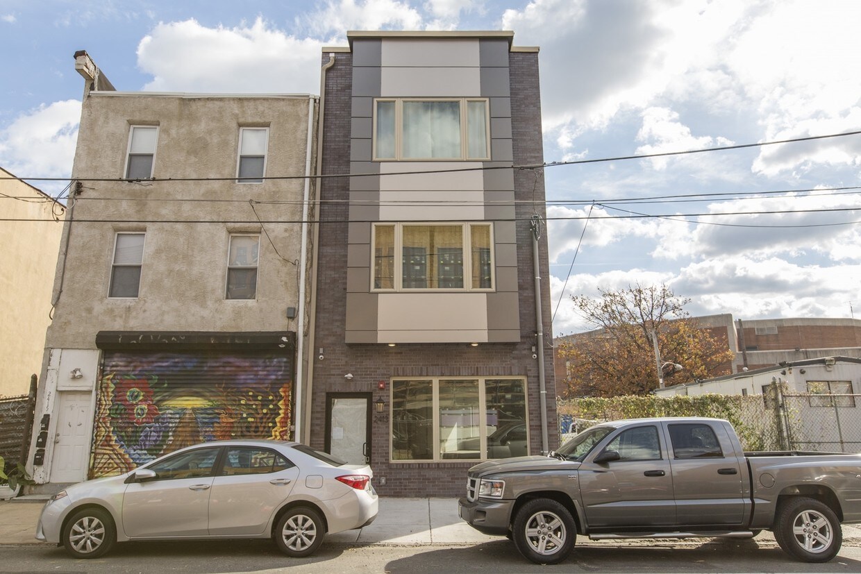 Foto principal - 2413 Frankford Ave