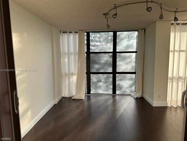 Building Photo - 3 br, 2 bath House - 1000 Parkview Dr Apt 531