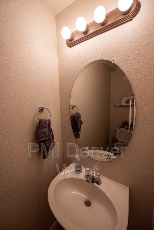 Building Photo - 9369 Longs Peak Dr